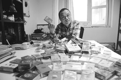 刘战伟与他收藏的烟盒。
